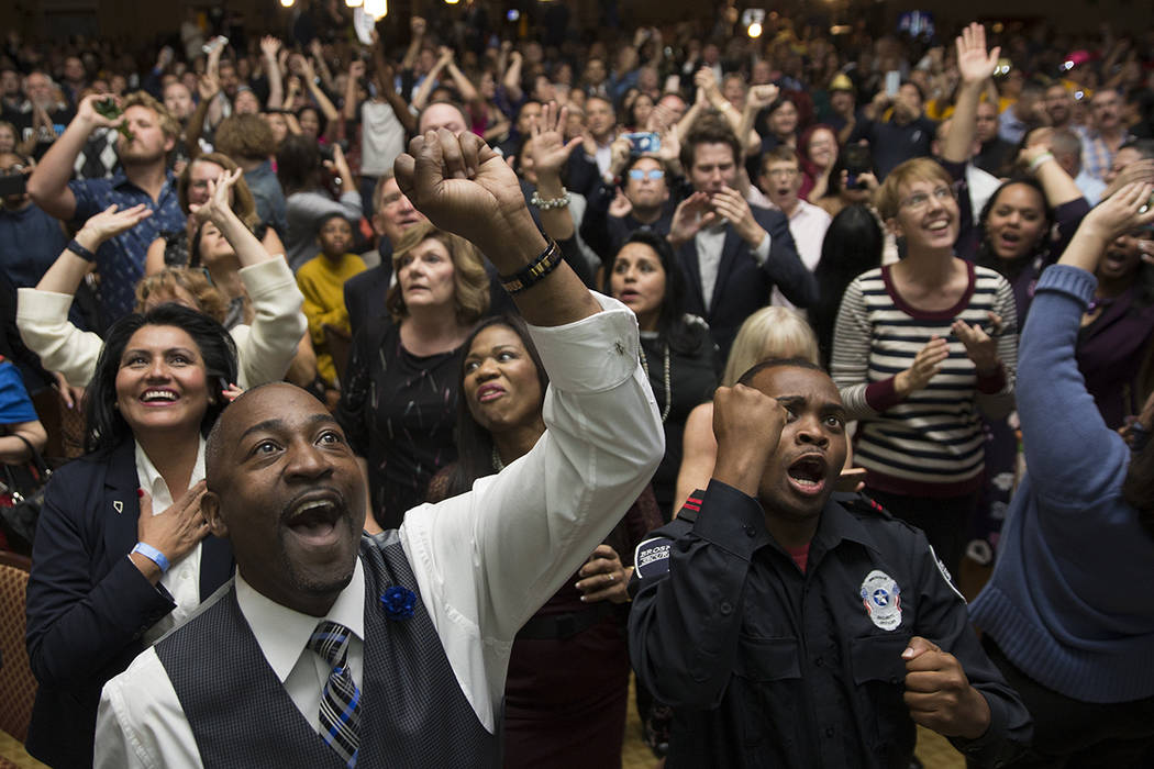 El asambleísta Tyrone Thompson (izquierda) aplaude los resultados de la congresista Jacky Rose ...