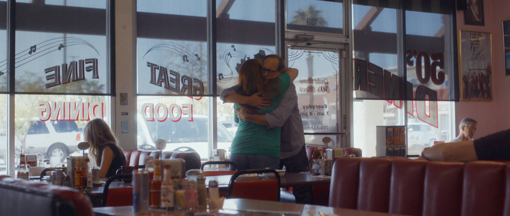 Deanna y John Green se abrazan. (Netflix)