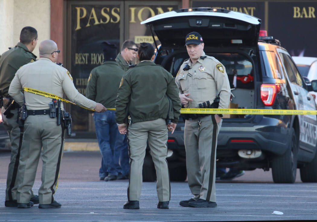 La policía de Las Vegas está investigando un tiroteo frente a Passions Restaurant and Lounge ...