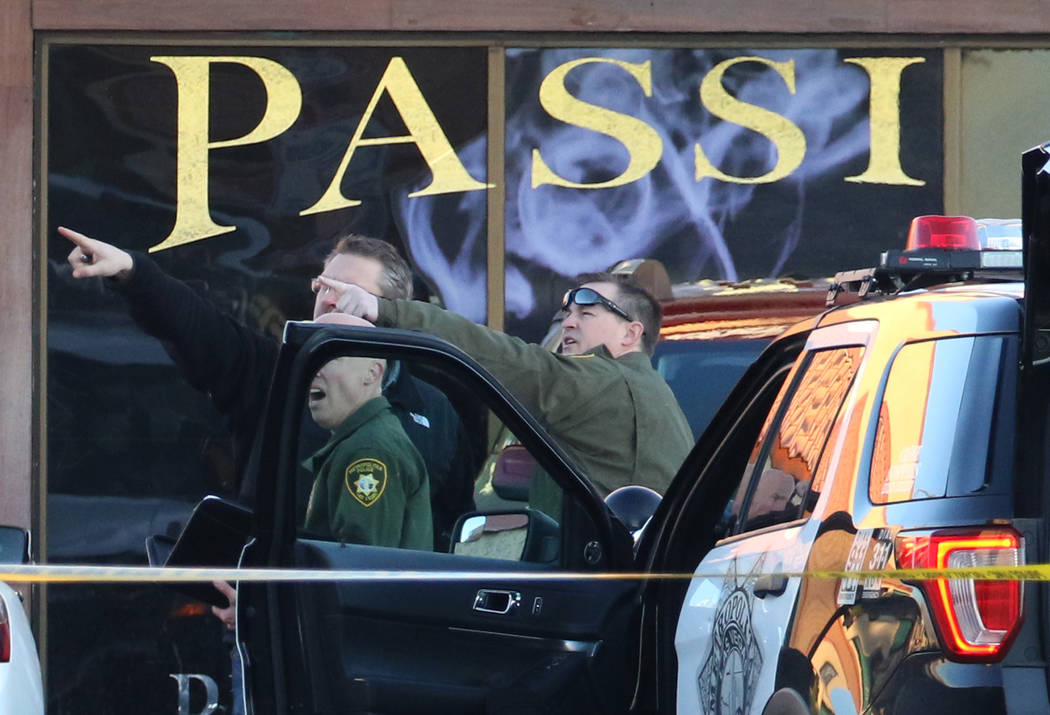 La policía de Las Vegas está investigando un tiroteo frente a Passions Restaurant and Lounge ...