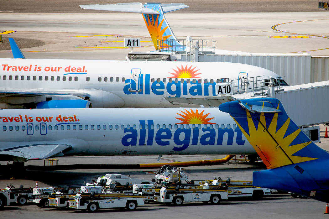 Aeronaves de Allegiant Airlines en la pista del Aeropuerto Internacional McCarran en octubre de ...