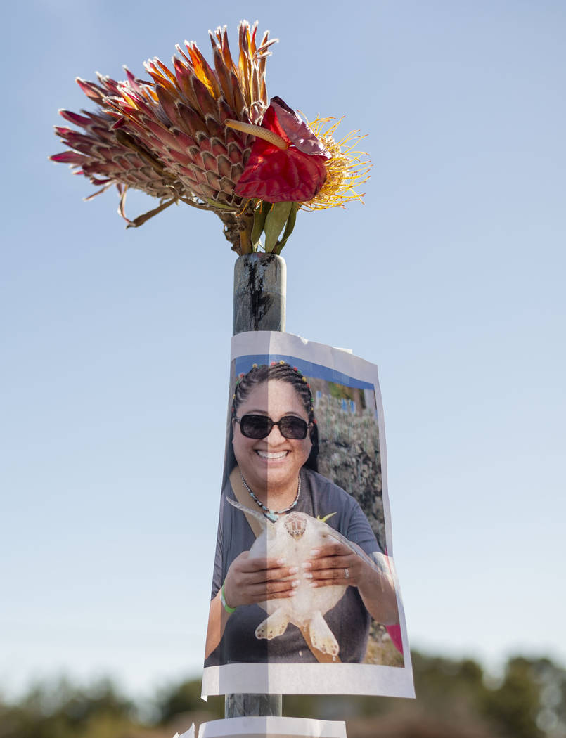 Una fotografía de Gilma Rodríguez-Walters, 53, se exhibe en un monumento el lunes, 13 de ener ...