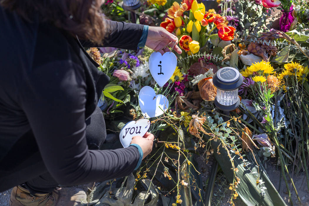 Ruth Neall coloca tulipanes frescos en un monumento a su madre el lunes, 13 de enero de 2020, e ...