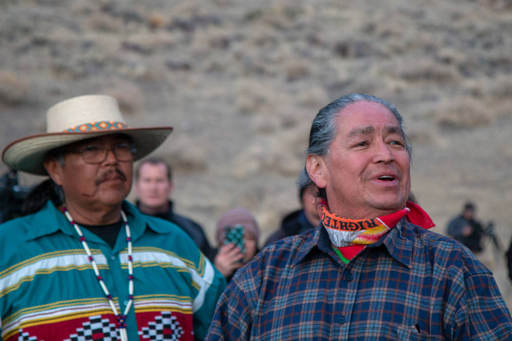 El vicepresidente de la Tribu Paiute del Lago Pyramid, Alan Mandell, a la derecha, habla a la m ...