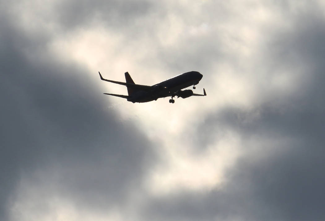 Un avión de Sun Country Airlines vuela bajo el cielo nublado al acercarse al Aeropuerto Intern ...