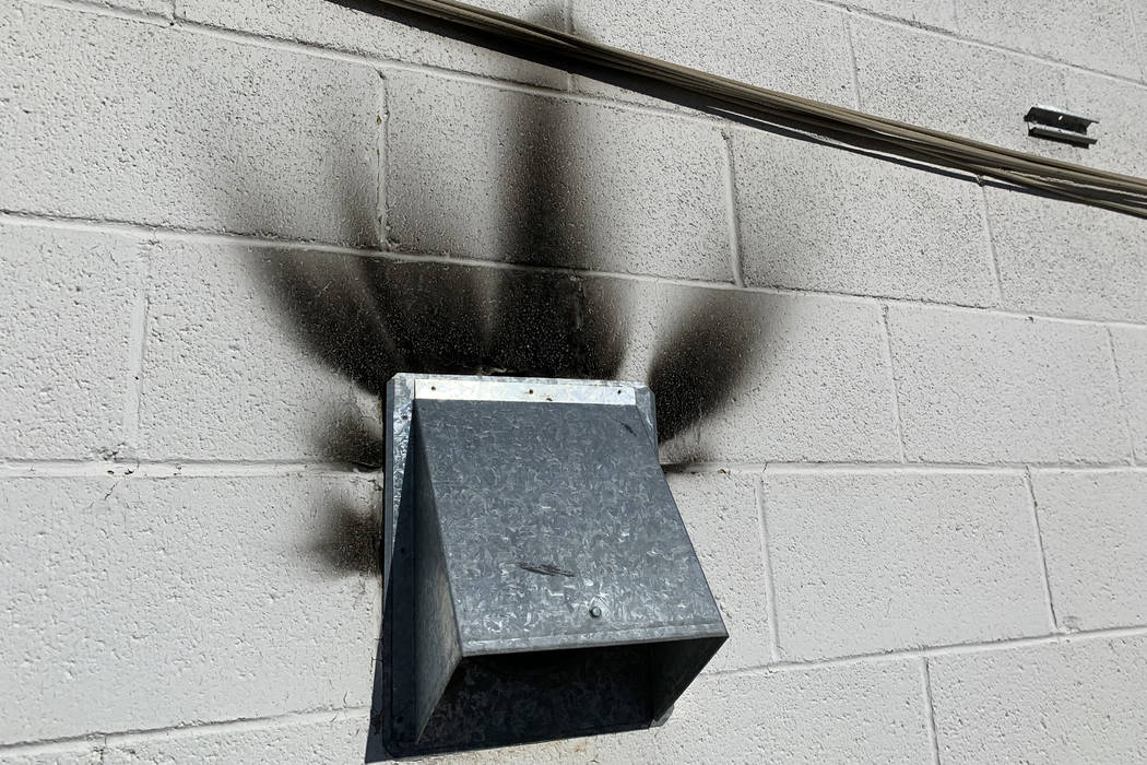 Manchas de humo en el exterior de los apartamentos del Motel Alpine fotografiados el jueves, 9 ...