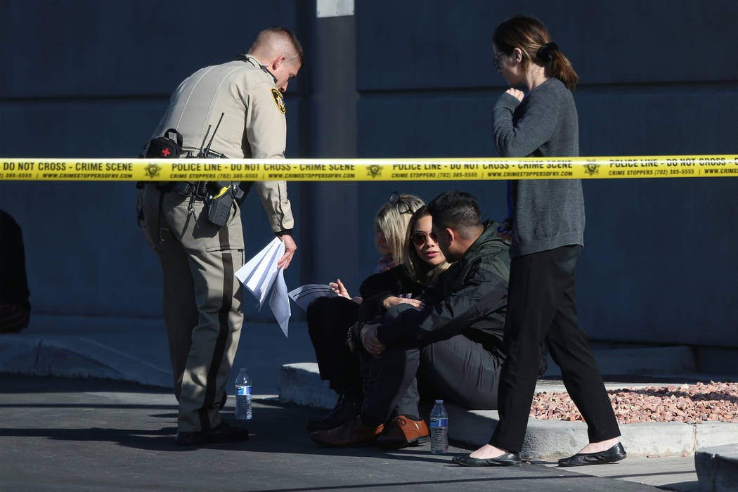 Oficiales de policía de Las Vegas cerca de Rainbow Boulevard y Darby después de un tiroteo en ...