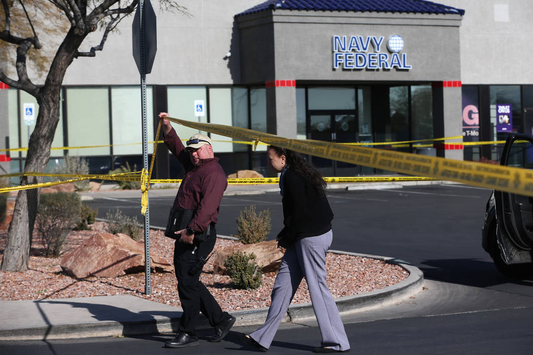 La policía de Las Vegas investiga un tiroteo en el que estuvieron involucrados oficiales y que ...