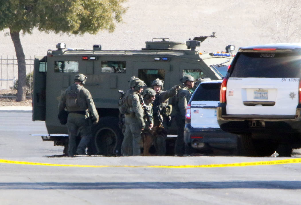 Oficiales de SWAT cerca de Rainbow Boulevard y Darby después de un tiroteo en la cuadra 6900 d ...