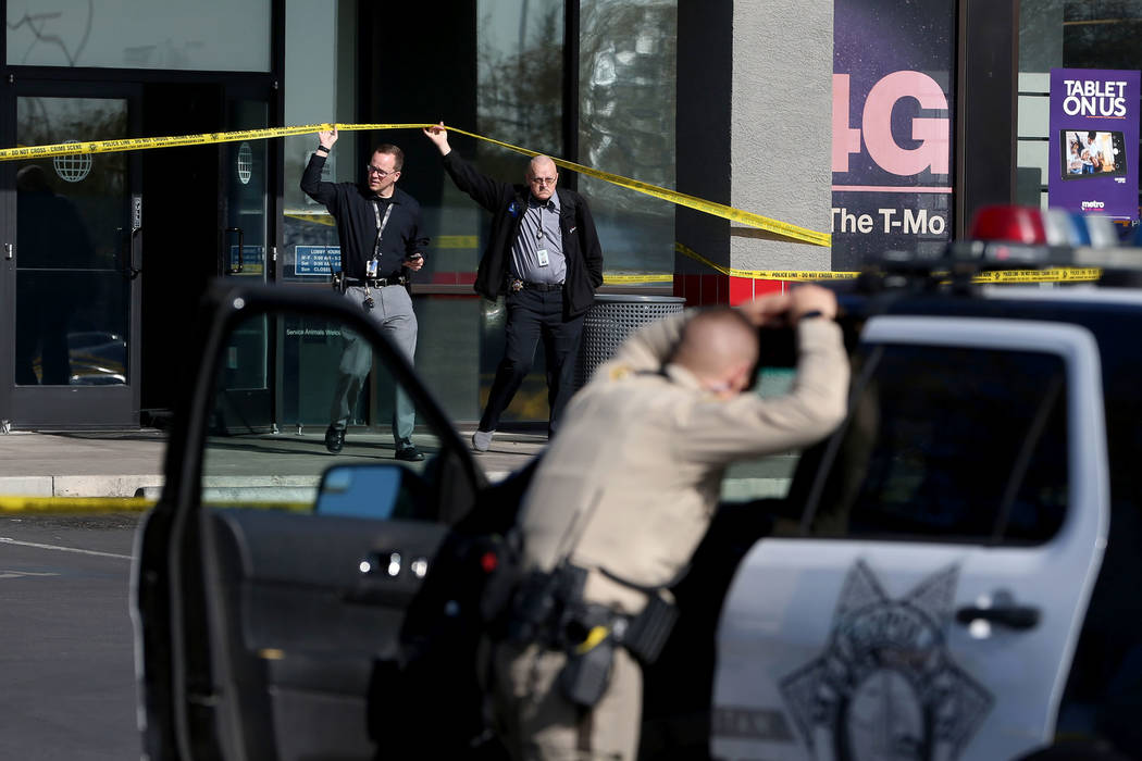 Oficiales de policía de Las Vegas cerca de Rainbow Boulevard y Darby después de un tiroteo en ...