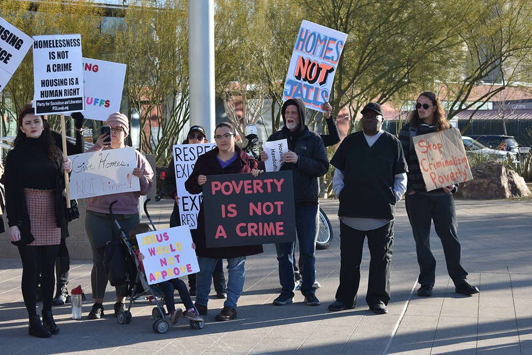 Decenas de personas se manifestaron contra la iniciativa 2019-44 del Ayuntamiento de Las Vegas. ...