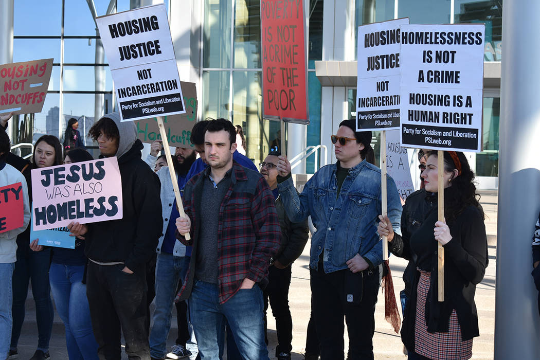 Decenas de personas se manifestaron contra la iniciativa 2019-44 del Ayuntamiento de Las Vegas. ...