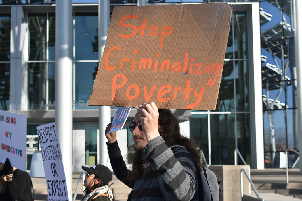 Los manifestantes contra la 2019-44 utilizaron carteles que piden “no criminalizar” a las p ...