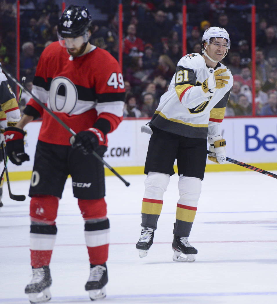 Mark Stone (61) de los Golden Knights celebra un gol contra los Ottawa Senators durante el segu ...