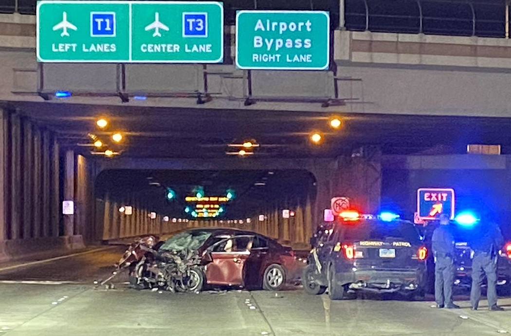 La Patrulla de Carreteras de Nevada investiga un Chevy Cruz involucrado en un accidente fatal e ...