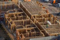 La construcción continúa en un nuevo complejo de apartamentos de 287 unidades del promotor Jo ...