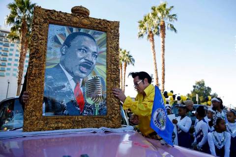 Jesse Garon se prepara para el 36º Desfile Anual del Dr. Martin Luther King Jr. con el tema "V ...