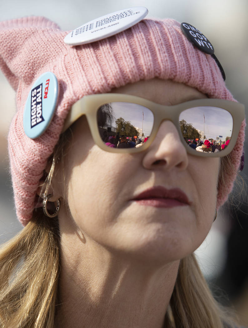 La "Empowering Women March 2020" se refleja en las gafas de sol de Jenna Hughes de Las Vegas el ...