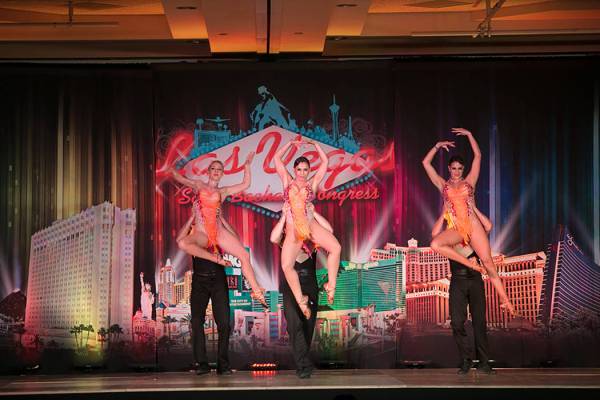Este grupo de baile surgió de unas clases de salsa en UNLV. Foto cortesía Virginia Cano.