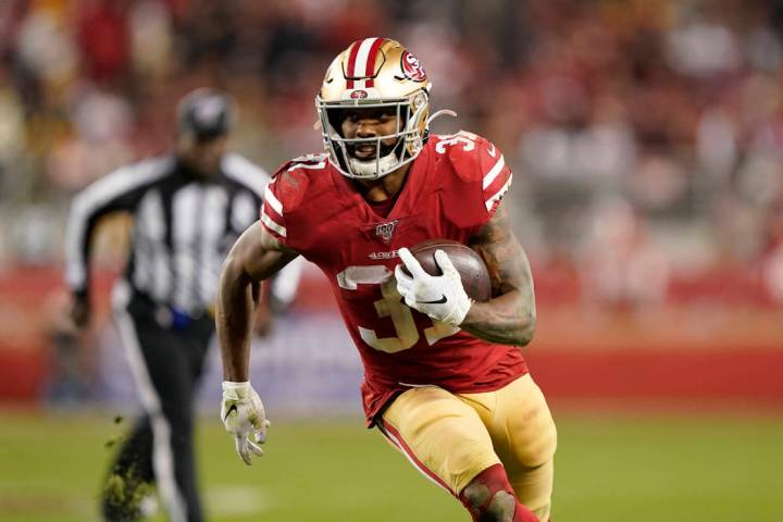 El corredor de los 49ers de San Francisco, Raheem Mostert (31), corre para anotar contra los Gr ...