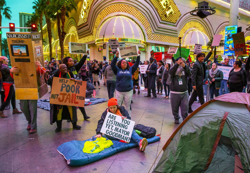 Activistas bloquean Casino Center Blvd. después de una manifestación en el Ayuntamiento de La ...