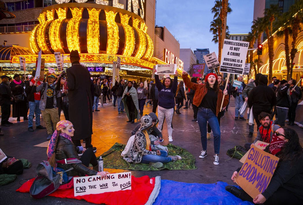 Activistas bloquean Casino Center Blvd. después de una manifestación en el Ayuntamiento de La ...