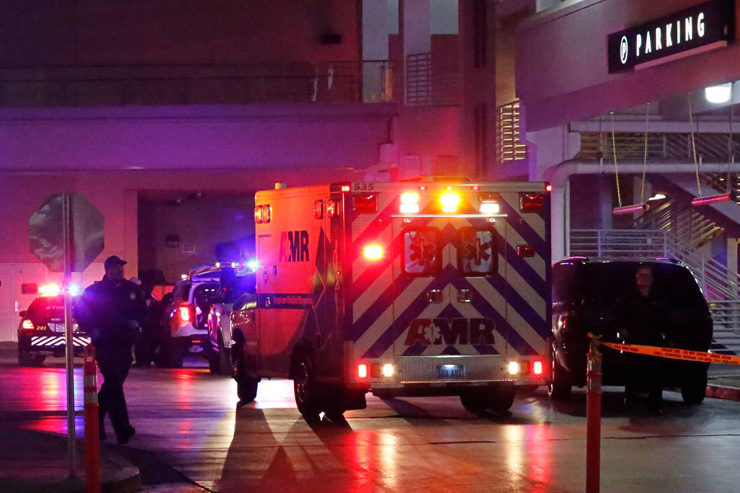 Una ambulancia es vista frente al estacionamiento de Nordstrom en el centro comercial Fashion S ...