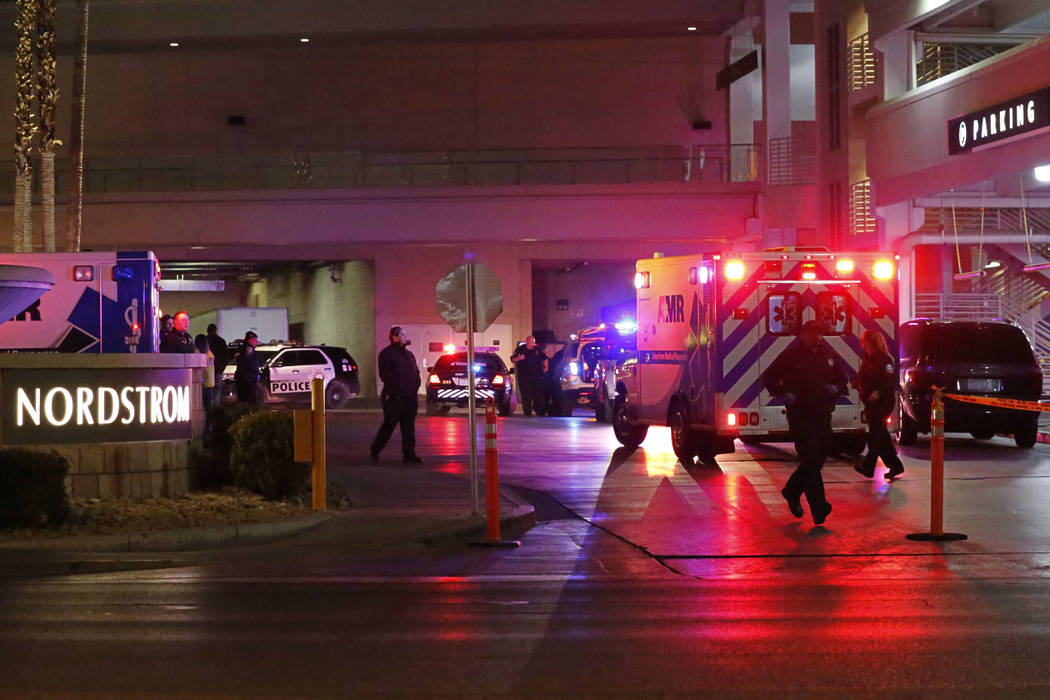 Una ambulancia es vista frente al estacionamiento de Nordstrom en el centro comercial Fashion S ...