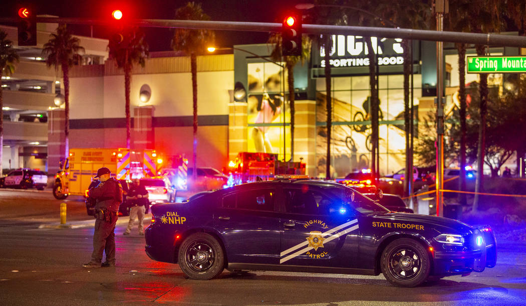 La policía investiga un tiroteo el martes, 21 de enero de 2020 en el centro comercial Fashion ...
