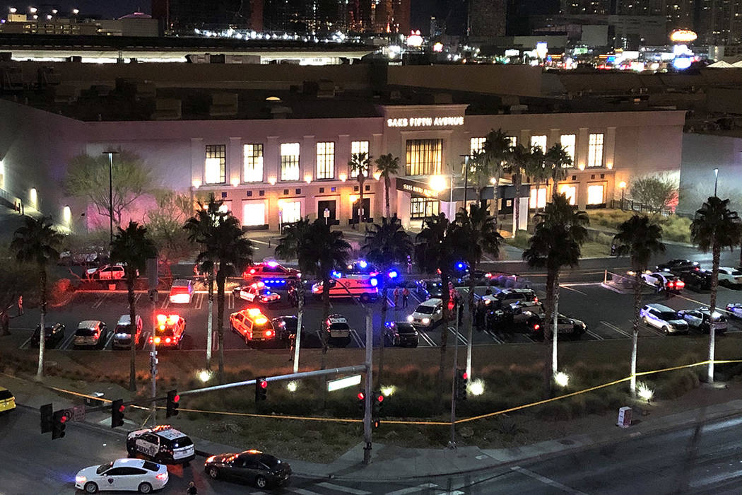 La policía de Las Vegas se reúne cerca de la entrada de Saks en el centro comercial Fashion S ...