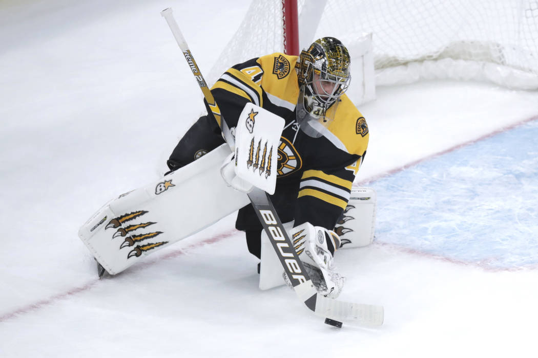 El portero de los Boston Bruins, Jaroslav Halak (41), hace una atajada durante el primer tiempo ...