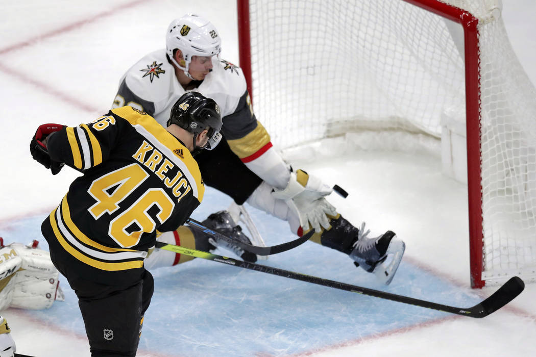 El centro de los Boston Bruins, David Krejci (46), vence al defensor de los Vegas Golden Knight ...