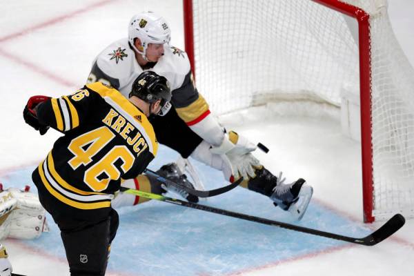 El centro de los Boston Bruins, David Krejci (46), vence al defensor de los Vegas Golden Knight ...