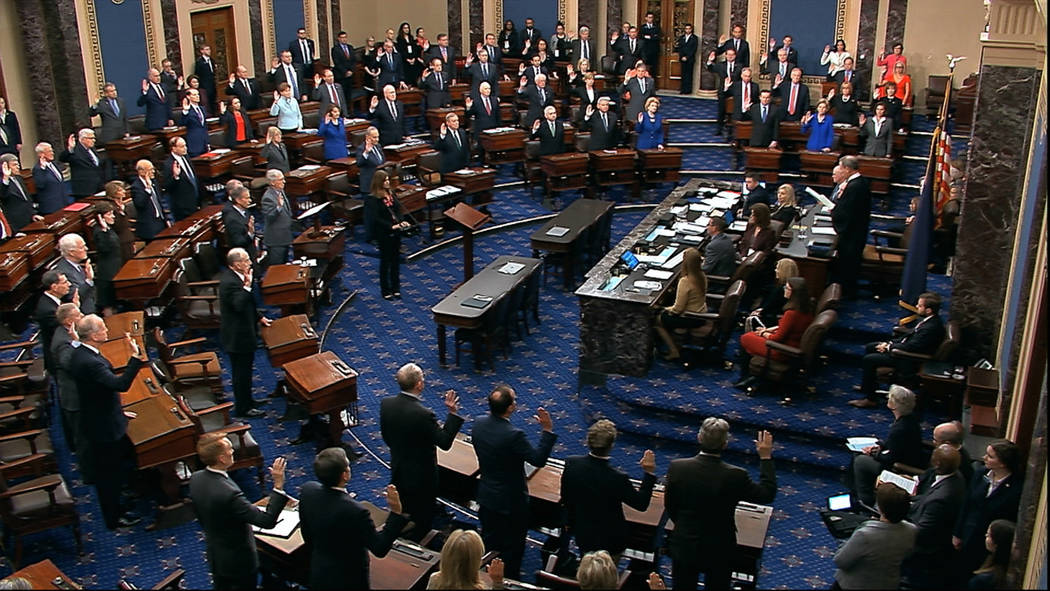 El presidente de la Corte Suprema, John Roberts, toma juramento a los miembros del Senado para ...