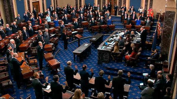 El presidente de la Corte Suprema, John Roberts, toma juramento a los miembros del Senado para ...