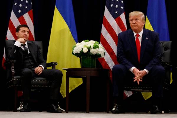 El presidente Donald Trump se reúne con el presidente ucraniano Volodymyr Zelenskiy (izquierda ...