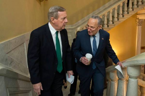 El líder demócrata, el senador Chuck Schumer, demócrata por Nueva York, a la derecha, y el s ...