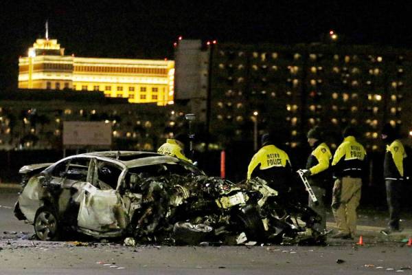 La policía de Las Vegas investiga después de que una automovilista muriera y otro resultara h ...