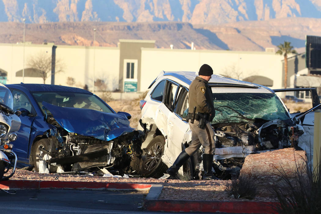 La policía de Las Vegas investiga después de que una automovilista muriera y otro resultara h ...