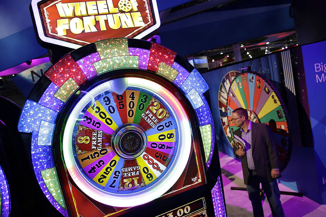 Una máquina Wheel of Fortune en el stand de IGT durante la Global Gaming Expo el miércoles, 1 ...