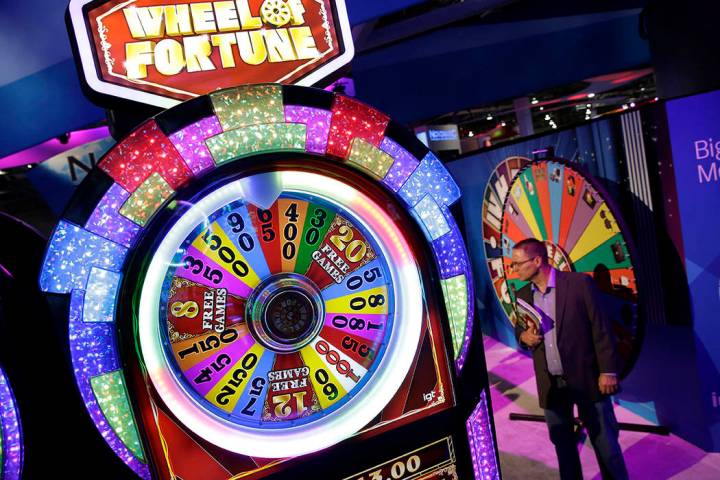 Una máquina Wheel of Fortune en el stand de IGT durante la Global Gaming Expo el miércoles, 1 ...