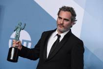 Joaquín Phoenix posa en la sala de prensa con el premio a la interpretación sobresaliente de ...