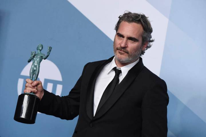 Joaquín Phoenix posa en la sala de prensa con el premio a la interpretación sobresaliente de ...