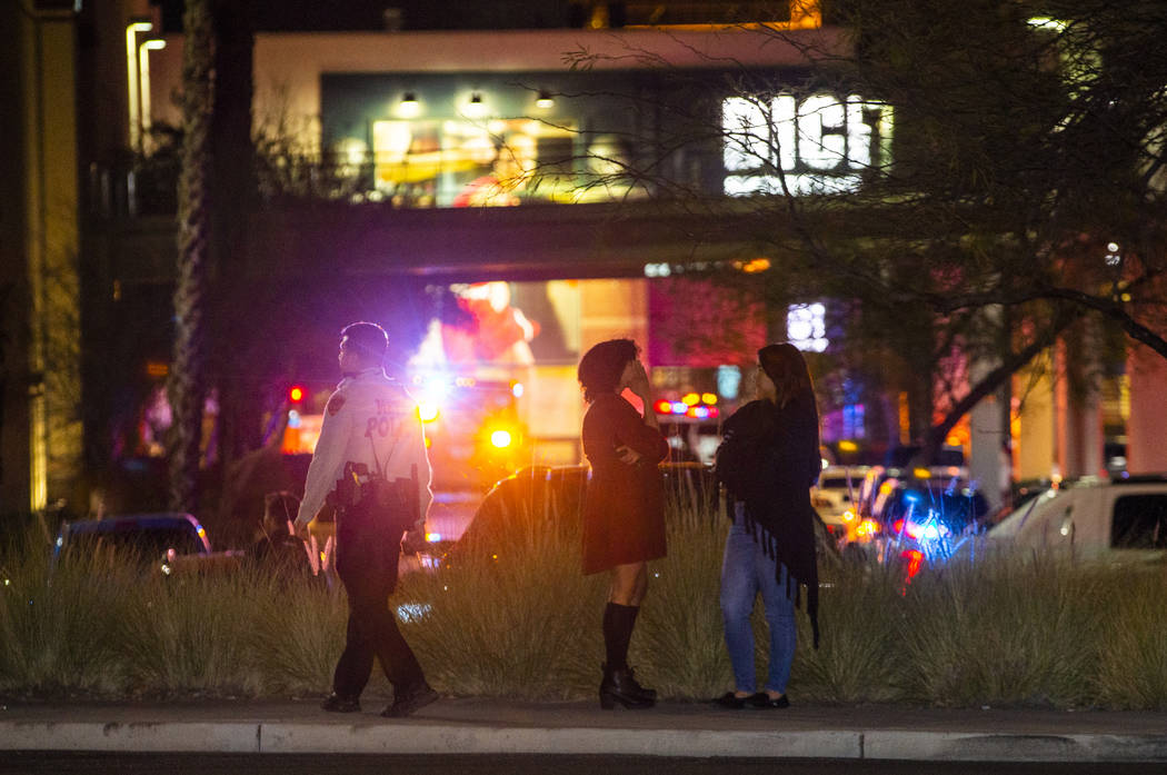 La policía investiga un tiroteo el martes, 21 de enero de 2020 en el centro comercial Fashion ...