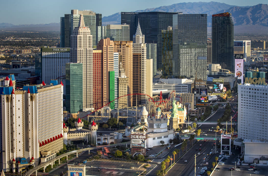 El Excalibur, New York-New York y otros complejos turísticos del Strip de Las Vegas en una fot ...