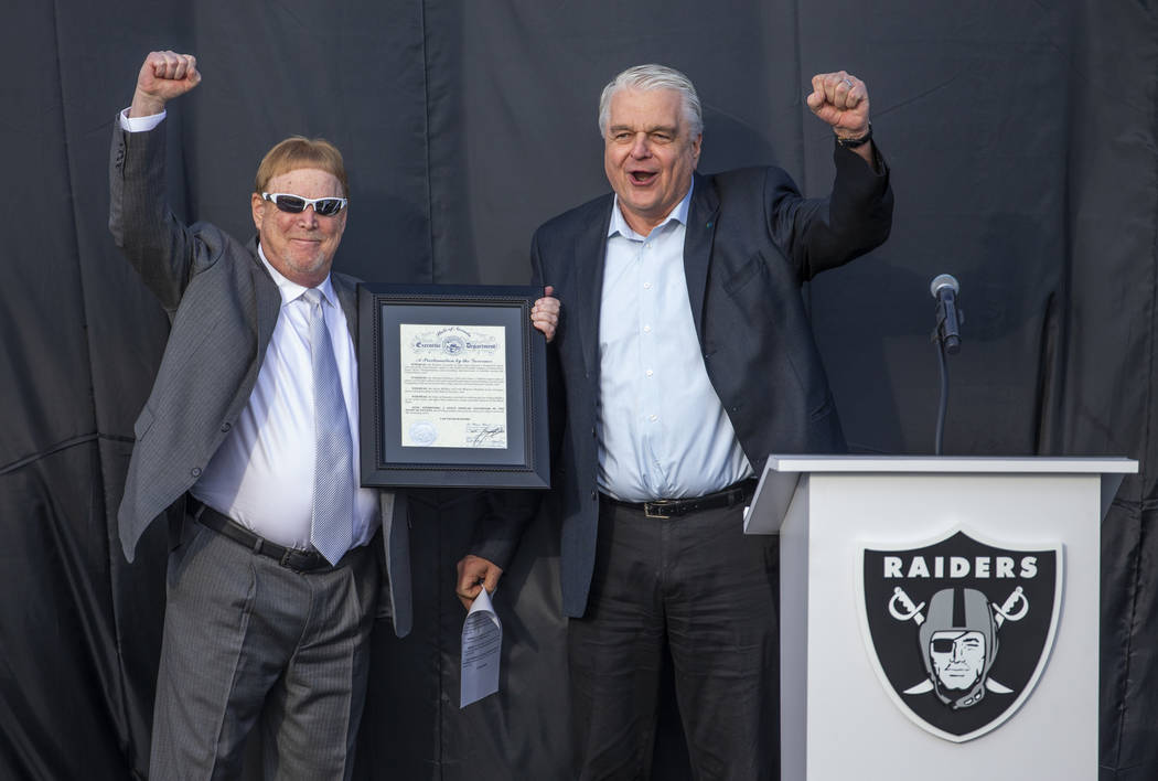 El dueño de los Raiders de Las Vegas, Mark Davis, a la izquierda, anima a la multitud junto co ...