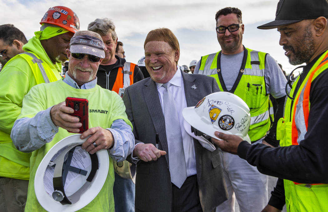 El trabajador de construcción, David Geene, a la izquierda, trata de tomarse una foto con el d ...