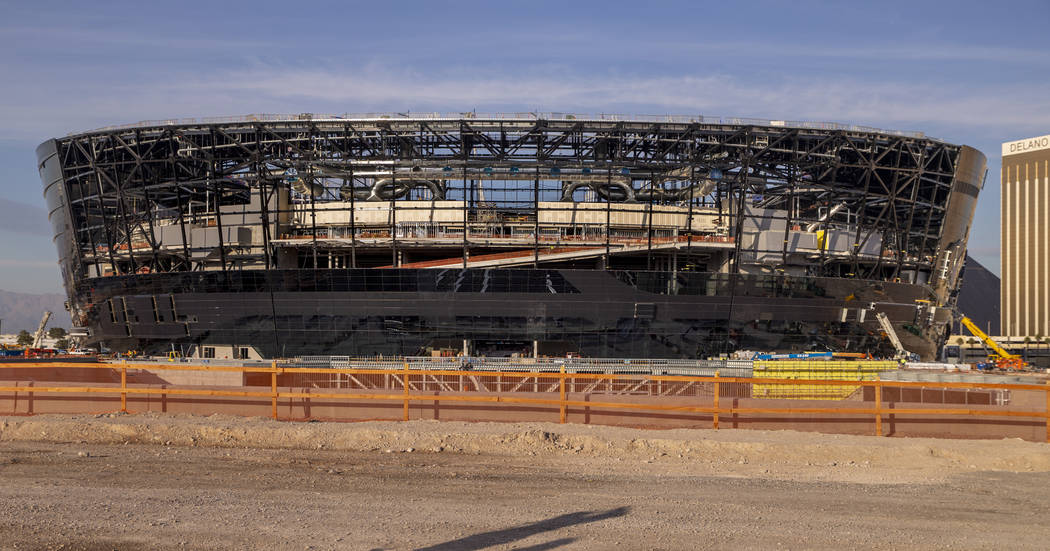 El Estadio de Allegiant aún en construcción como telón de fondo. (L.E. Baskow/Las Vegas Revi ...