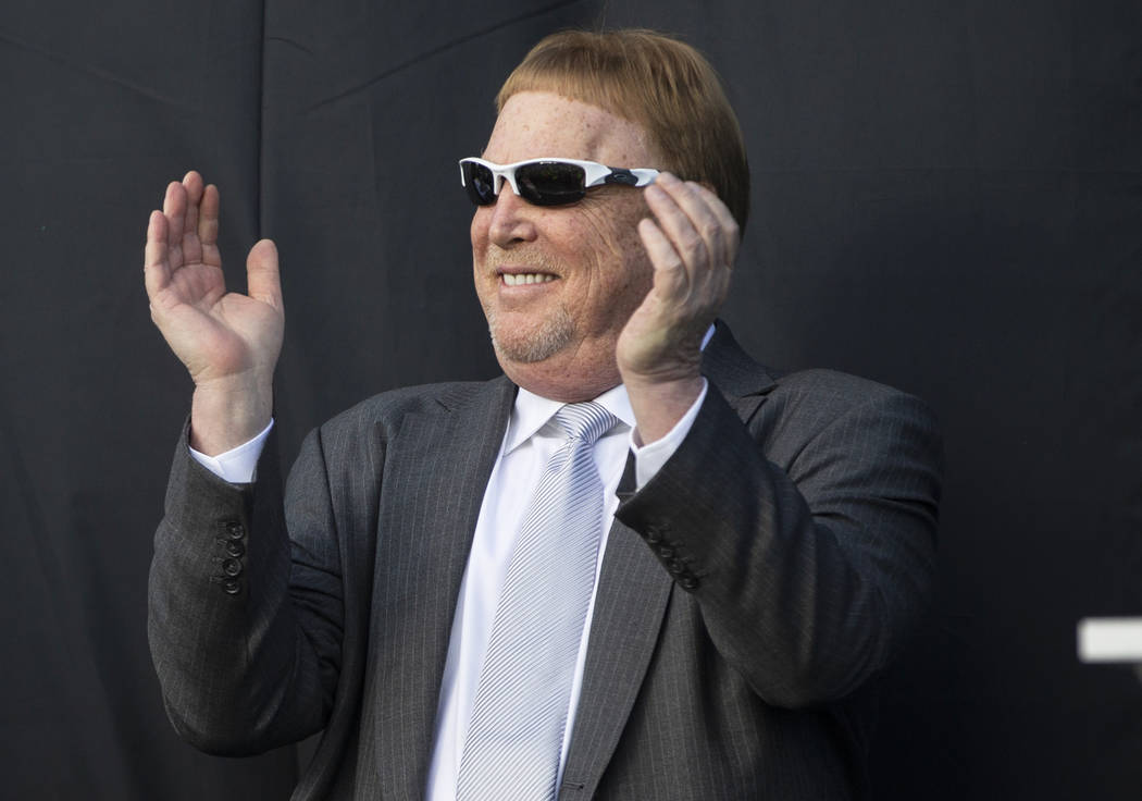 El dueño de los Raiders, Mark Davis, anima a la multitud durante un anuncio especial en el Est ...