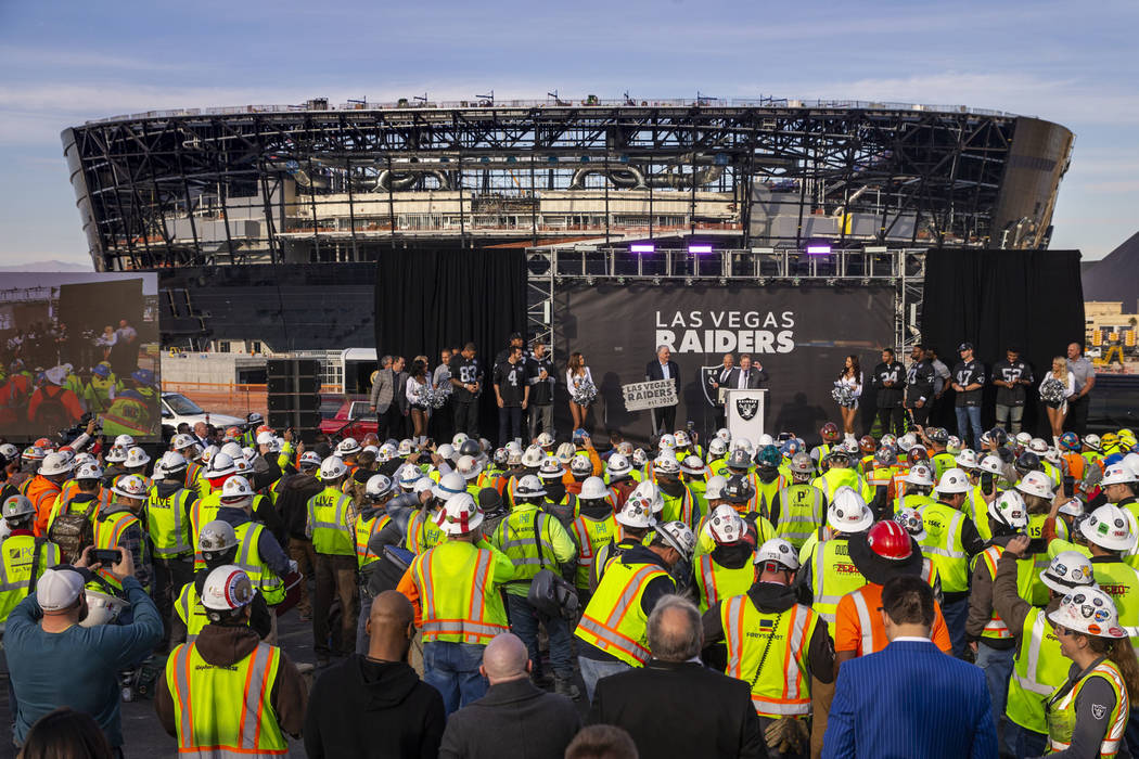 El propietario de los Raiders, Mark Davis, habla durante un anuncio especial en el Allegiant St ...